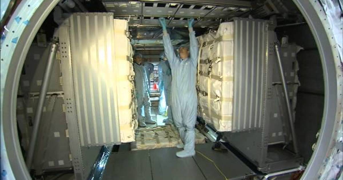 CEIT Prepares Crew, Hardware and Payload for Space